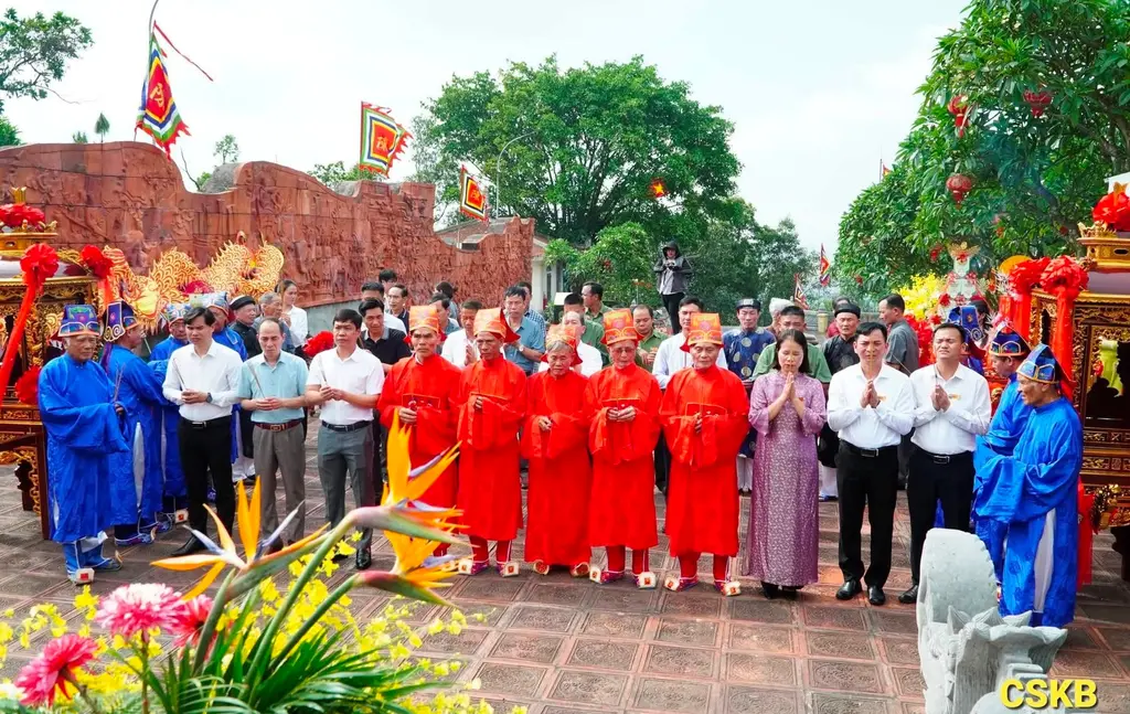 Dâng hương cáo yết tại Lễ hội đền Cao An Phụ