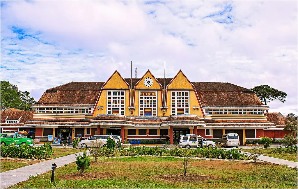 Mặt trước Ga Đà Lạt