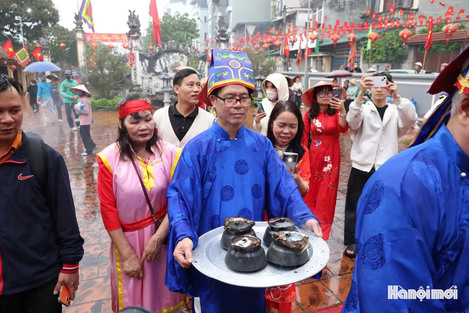 Cơm được mang vào cúng và chấm giải tại Hội đình Thị Cấm