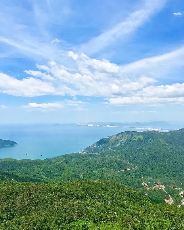 Khung cảnh thiên nhiên rộng lớn nhìn từ Núi Đá Bia