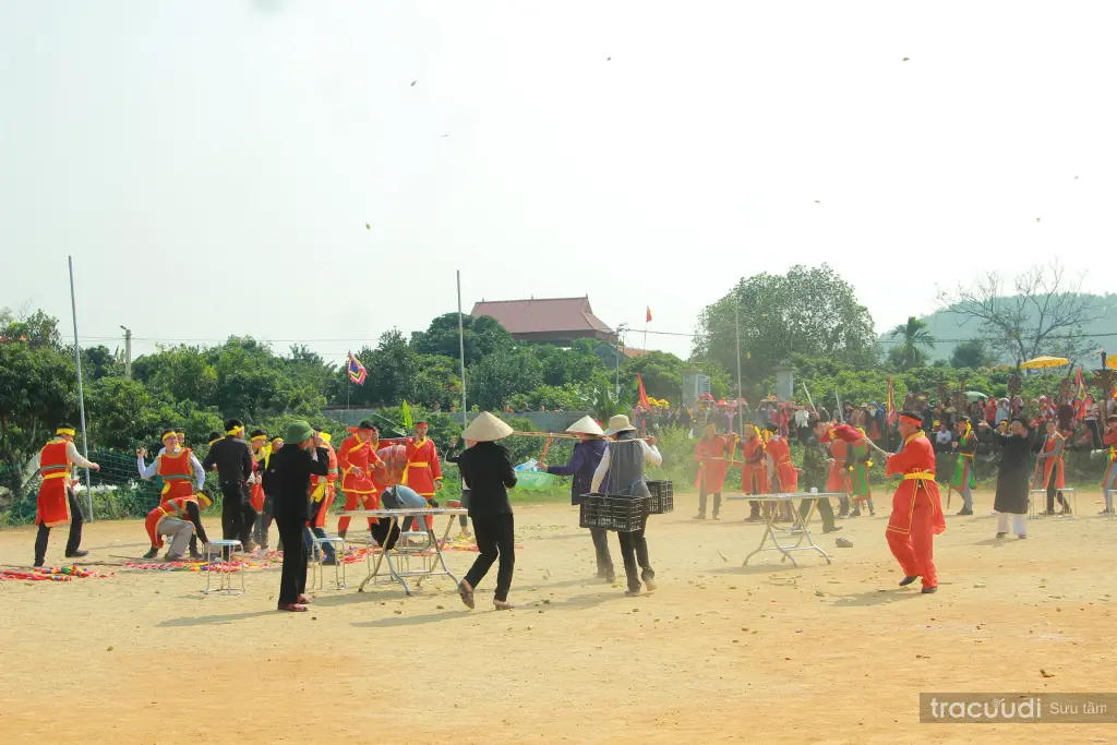 Diễn lại trận đánh cuối cùng tại Lễ hội Đình , chùa Tòng Lệnh