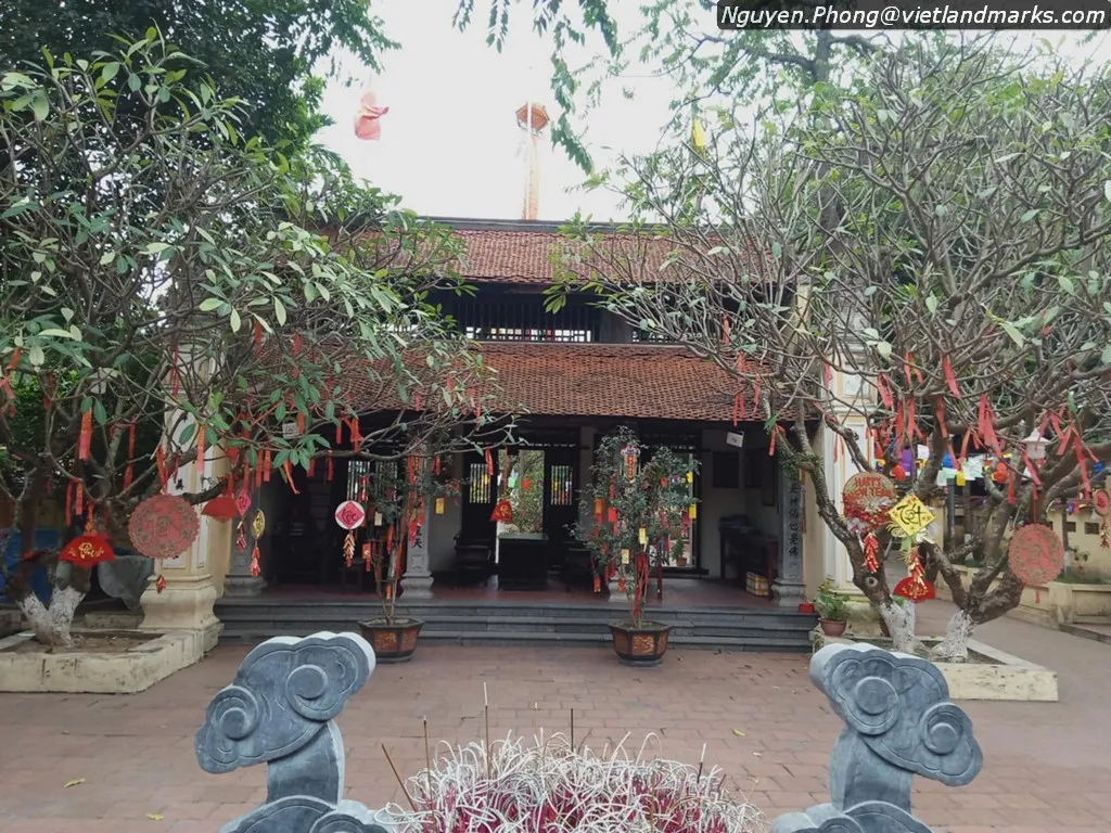 Khuôn viên Chùa Phùng Khoang