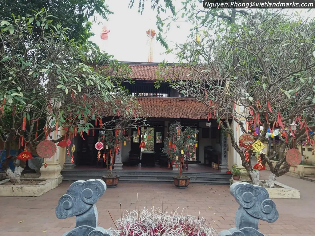 Khuôn viên Chùa Phùng Khoang