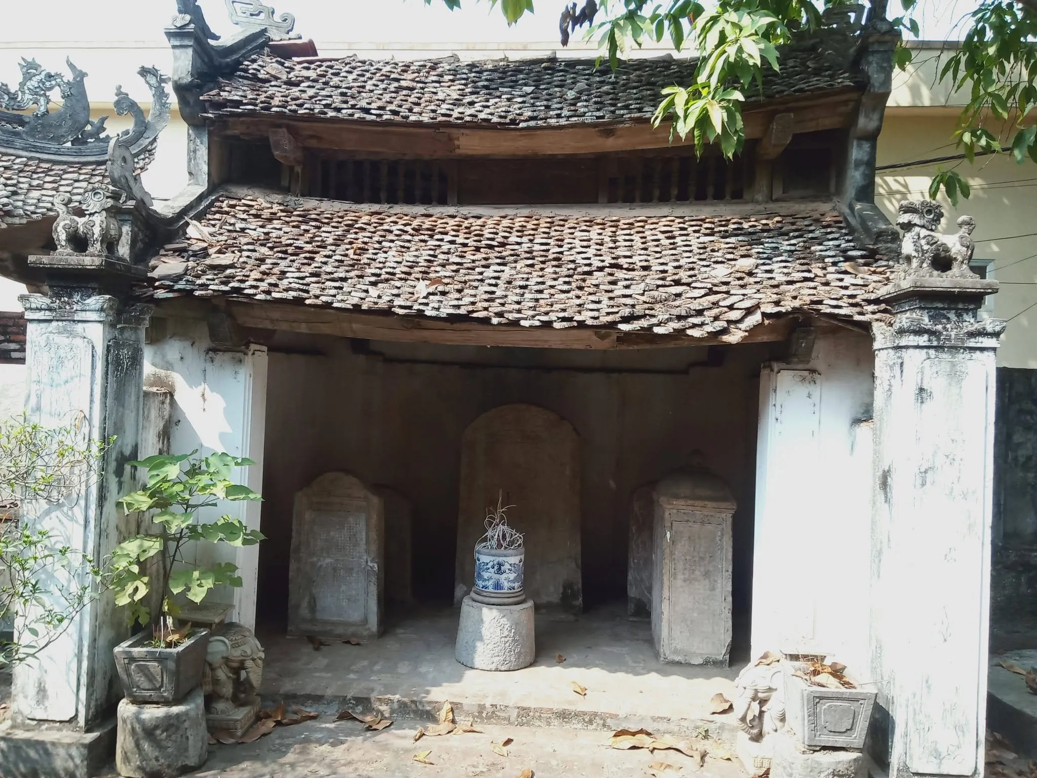 Nhà bia trong đình Hữu Bằng