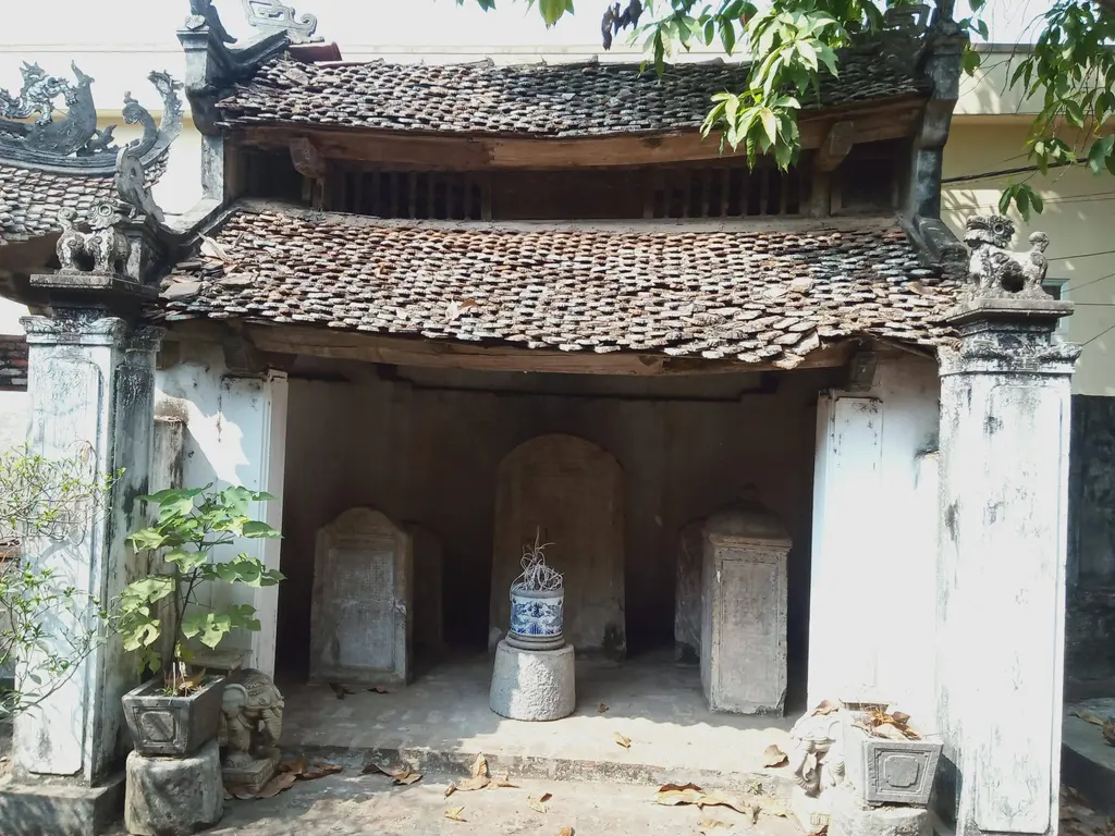Nhà bia trong đình Hữu Bằng