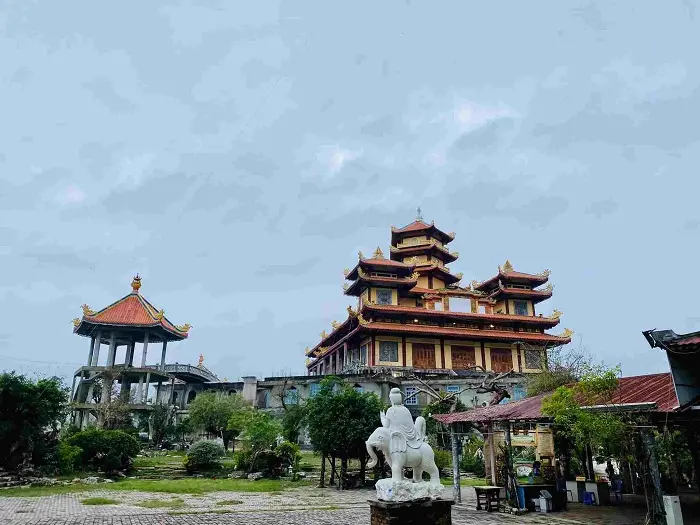 Nhìn từ xa Pháp Hội Đường trông nguy nga, tráng lệ
