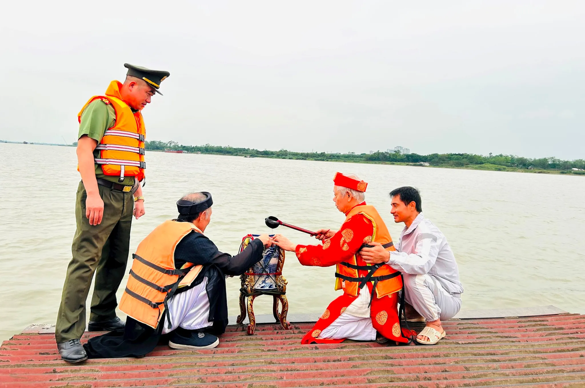 Nghi thức múc nước cho vào chóe để mang về đình làng tại Lễ hội đình Nam Dư Hạ