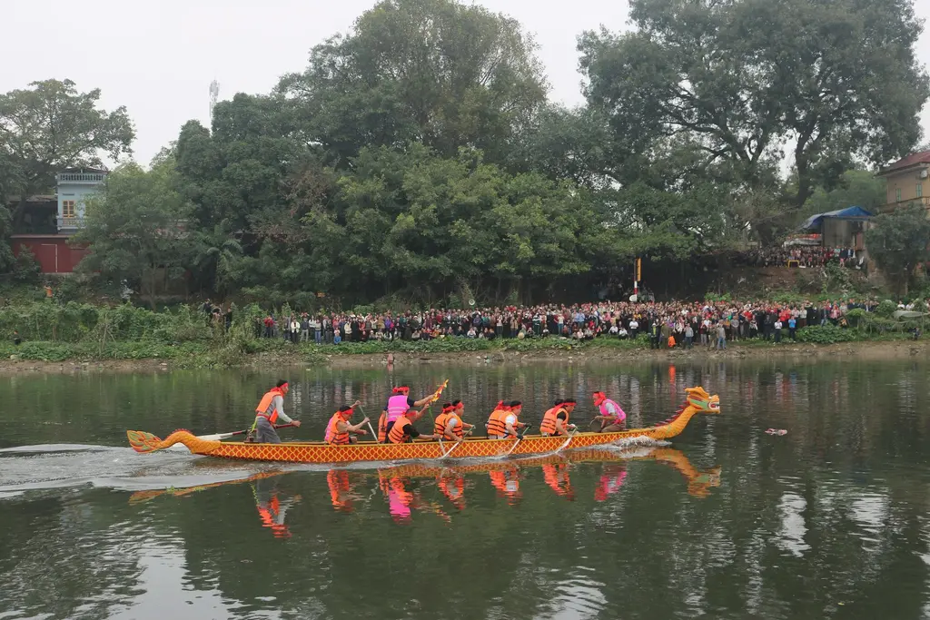 Đua thuyền Phù Lưu Tế trên sống Đáy