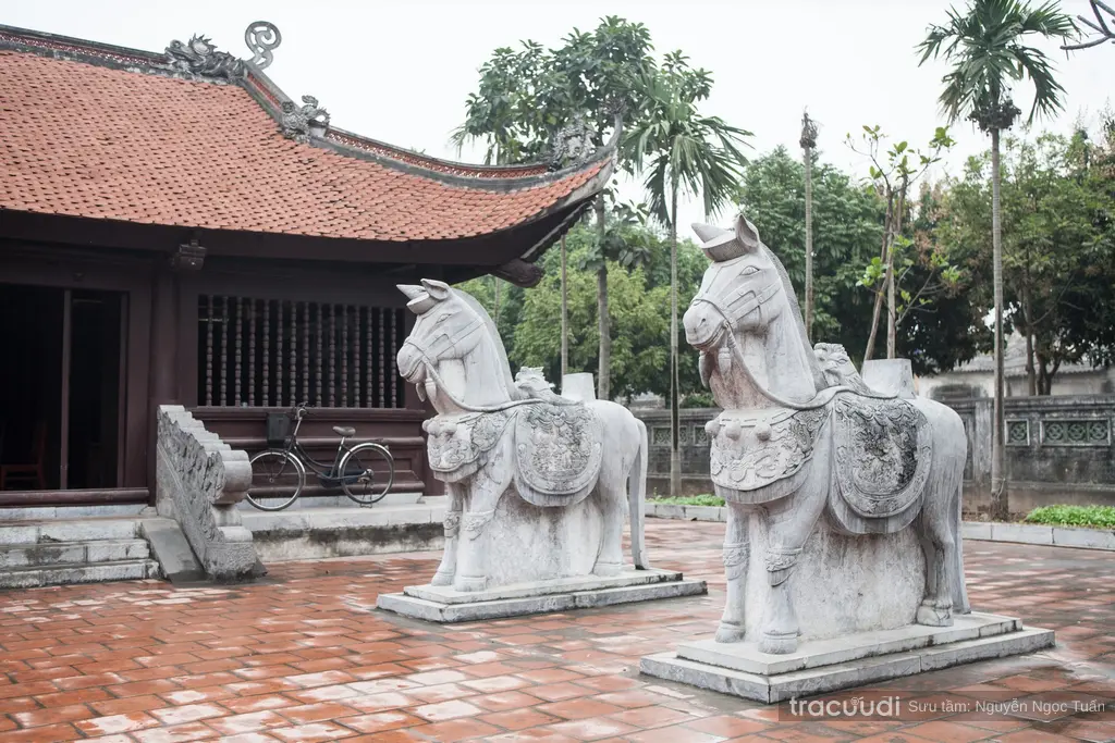 Ngựa đá trong khuôn viên Đền Đô