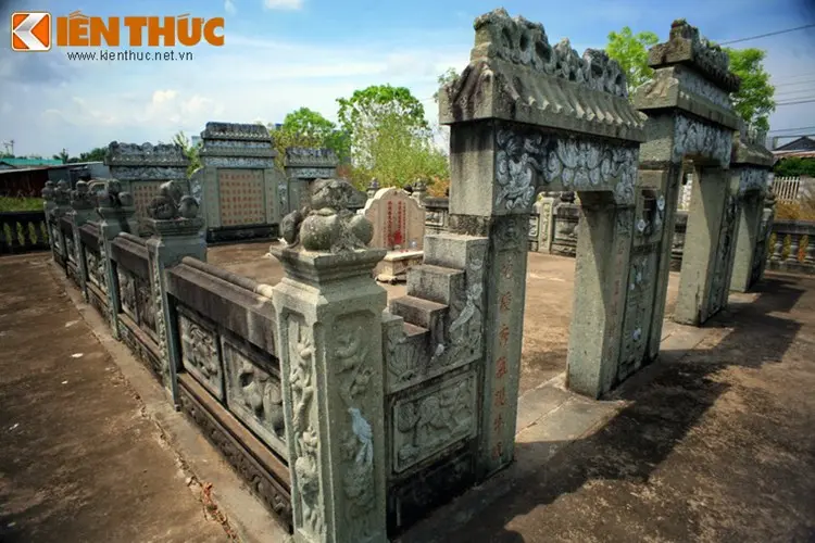 Không gian tại Mộ Đốc phủ Cao Minh Thạnh