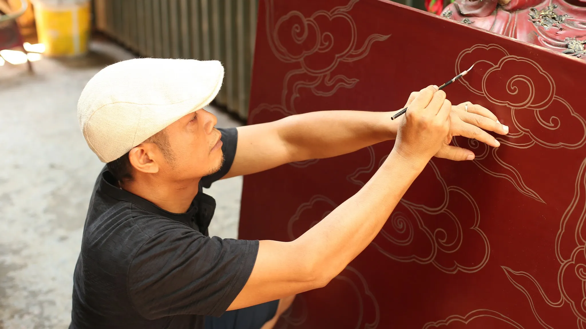 Nghệ nhân Nguyễn Viết Lợi vẽ hoa văn phác thảo