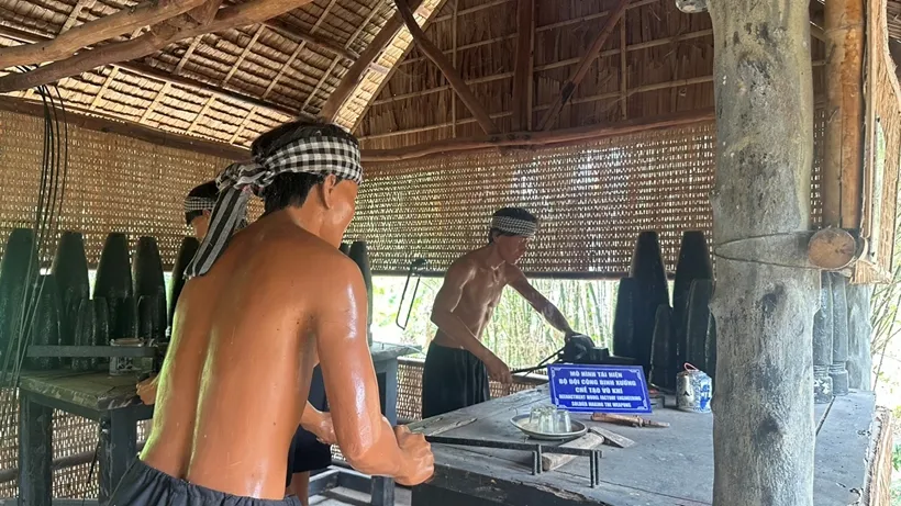 Mô hình tái hiện Bộ đội công binh xưởng chế tạo vũ khí tại khu di tích