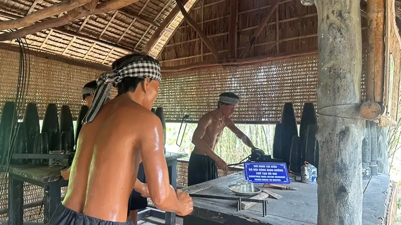 Mô hình tái hiện Bộ đội công binh xưởng chế tạo vũ khí tại khu di tích
