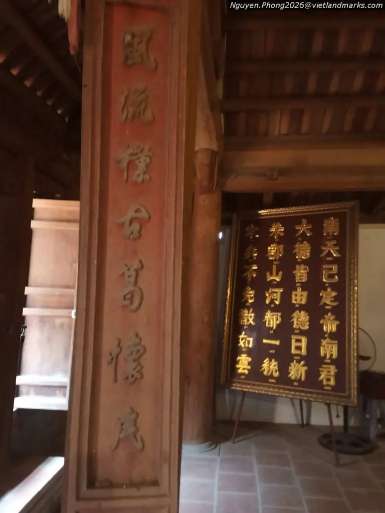 Câu đối bên trong Đền Đào Xá