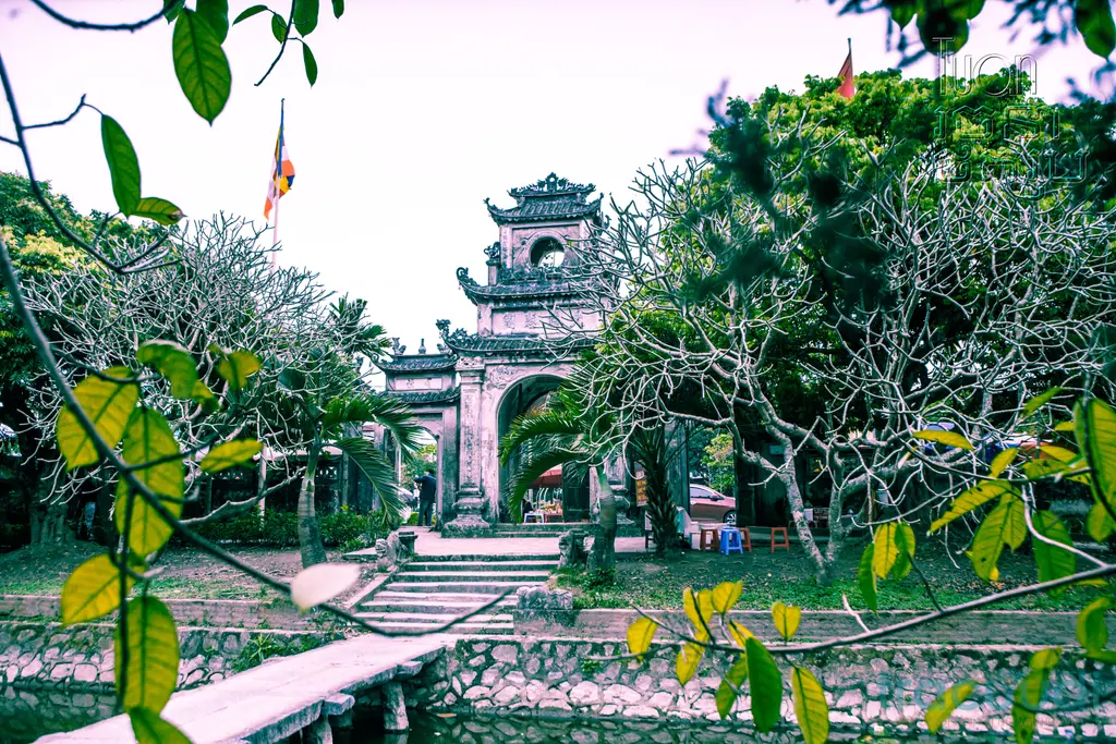 Cảnh quan bên ngoài di tích Chùa Chuông (kim Chung Tự)