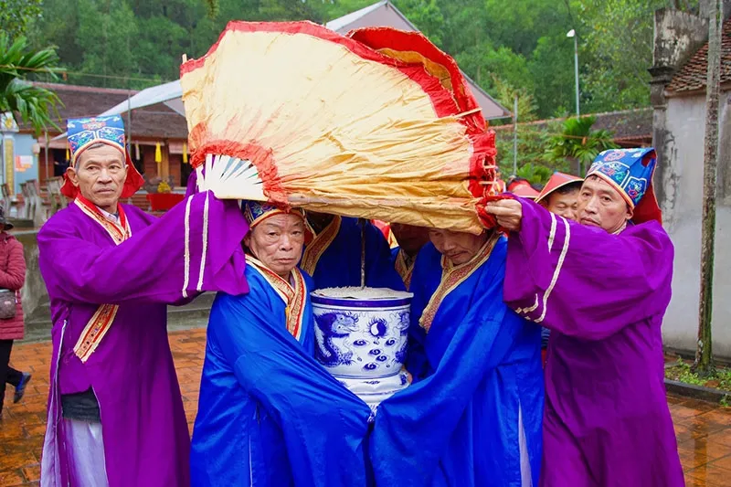 Lễ rước lư hương, quạt ngà voi tại Lễ hội Y Sơn