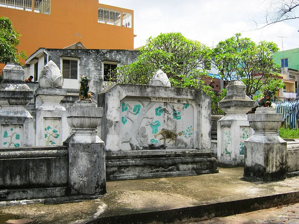 Mộ cô hầu kề bên khu Lăng Lê Văn Duyệt