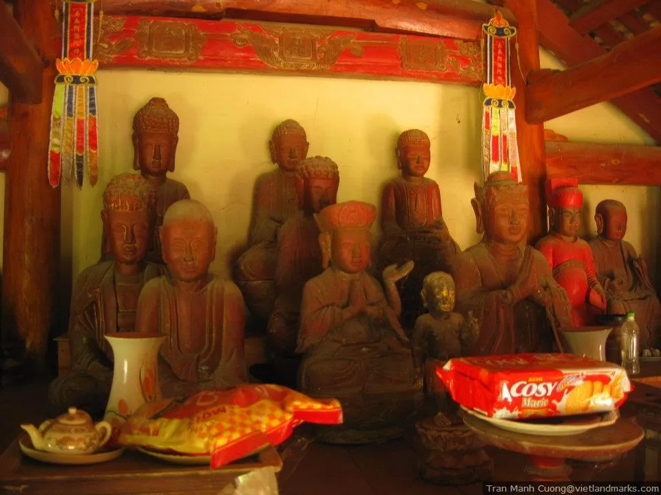 Ban thờ bên trong Đền thờ tướng quân Bùi Cảnh Khánh
