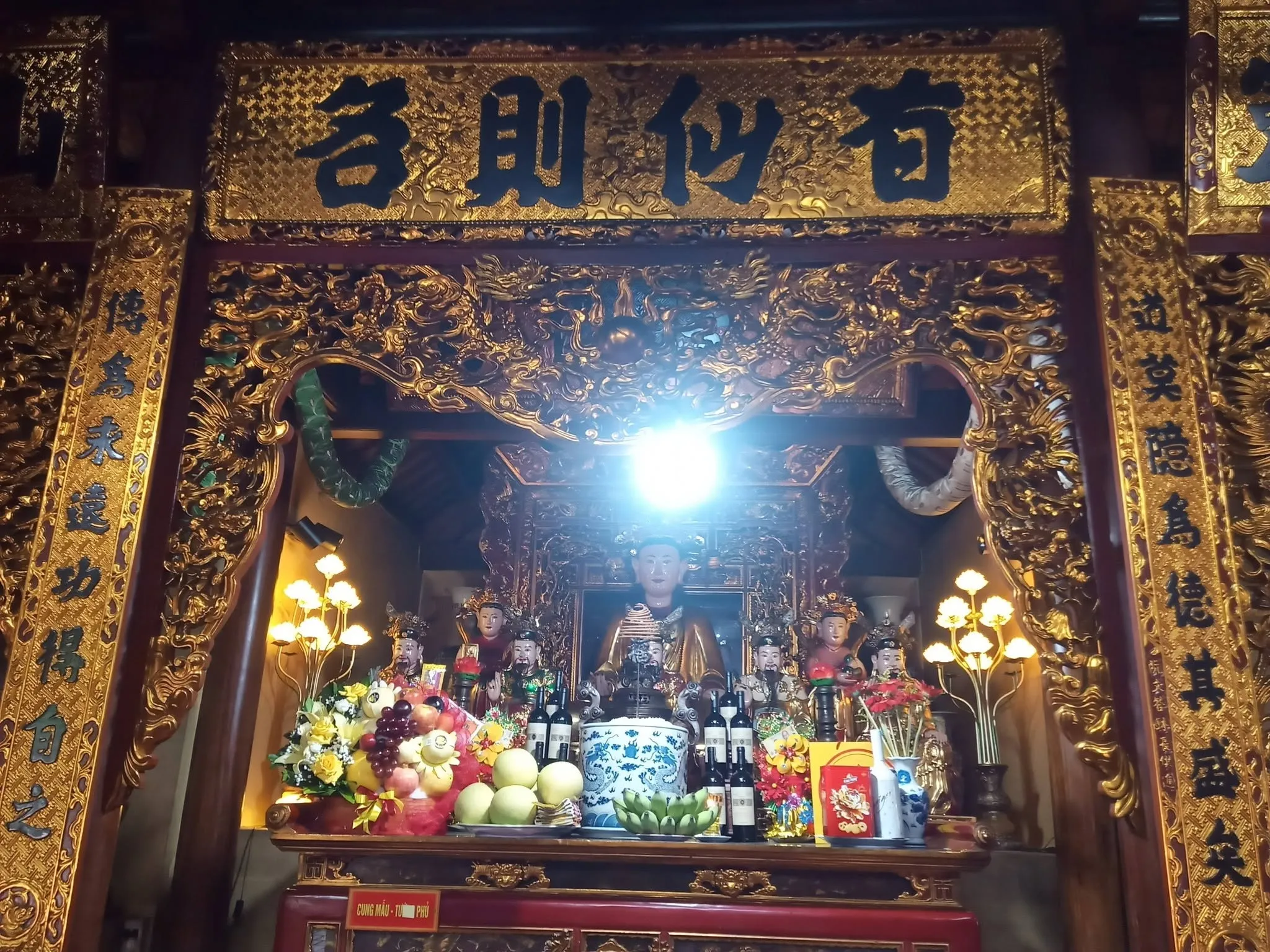 Ban thờ Cung Mẫu trong Đền Trần Thương