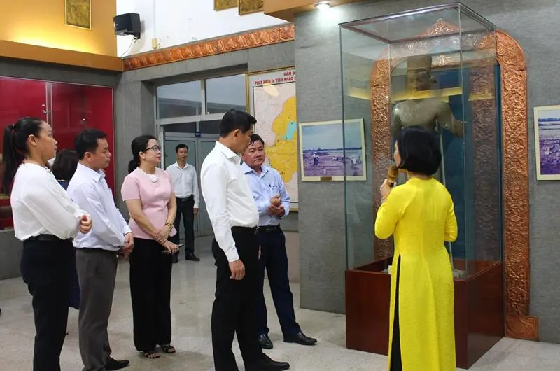 Ủy viên Trung ương Đảng, Bí thư Tỉnh ủy Nguyễn Hồng Lĩnh tham quan bảo vật quốc gia Tượng thần Vishnu Bình Hòa trưng bày và giới thiệu tại Bảo tàng Đồng Nai năm 2022