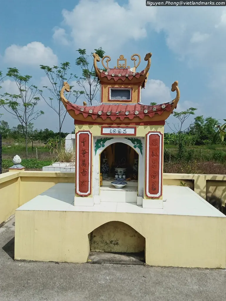 Ban thờ tại Lăng mộ Nhu Huy hoàng thái hậu