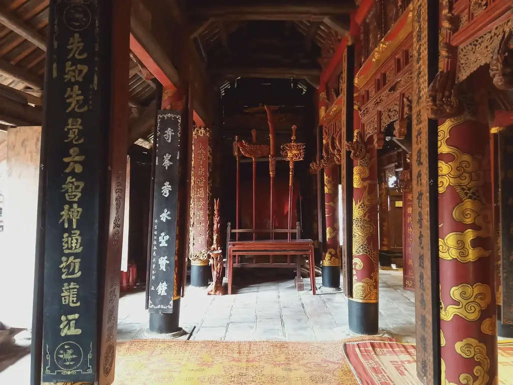 Không gian bên trong đền Thánh Nguyễn.