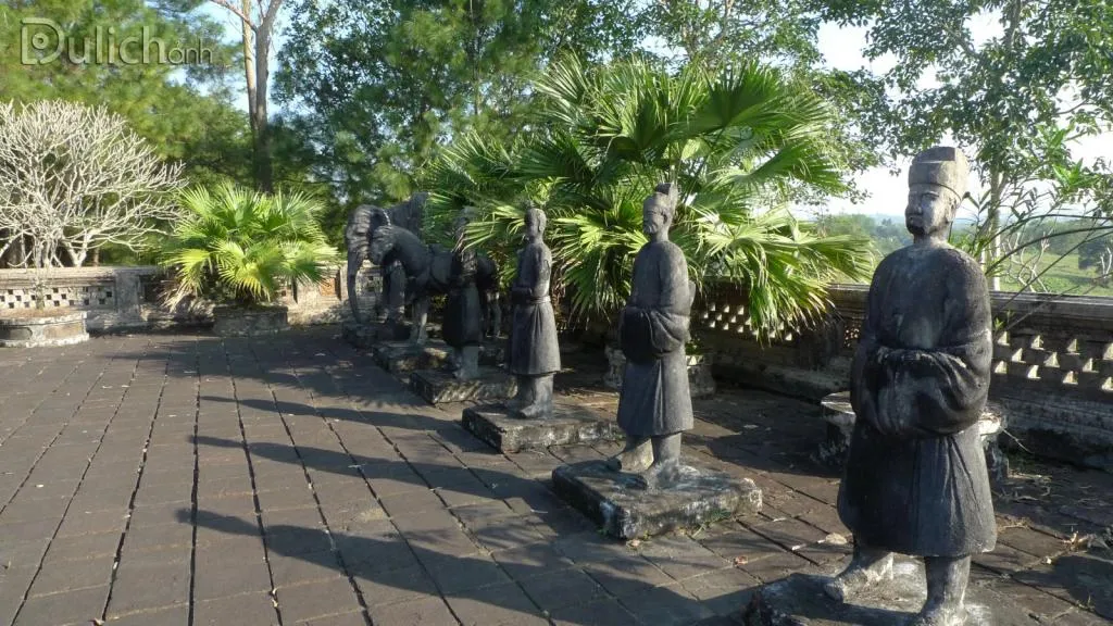Dãy tượng đá bên trong Lăng Từ Cung