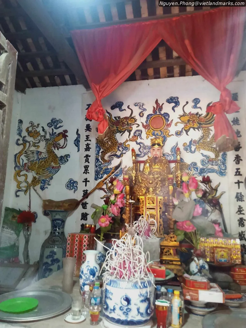 Ban thờ bên trong Quán Trúc
