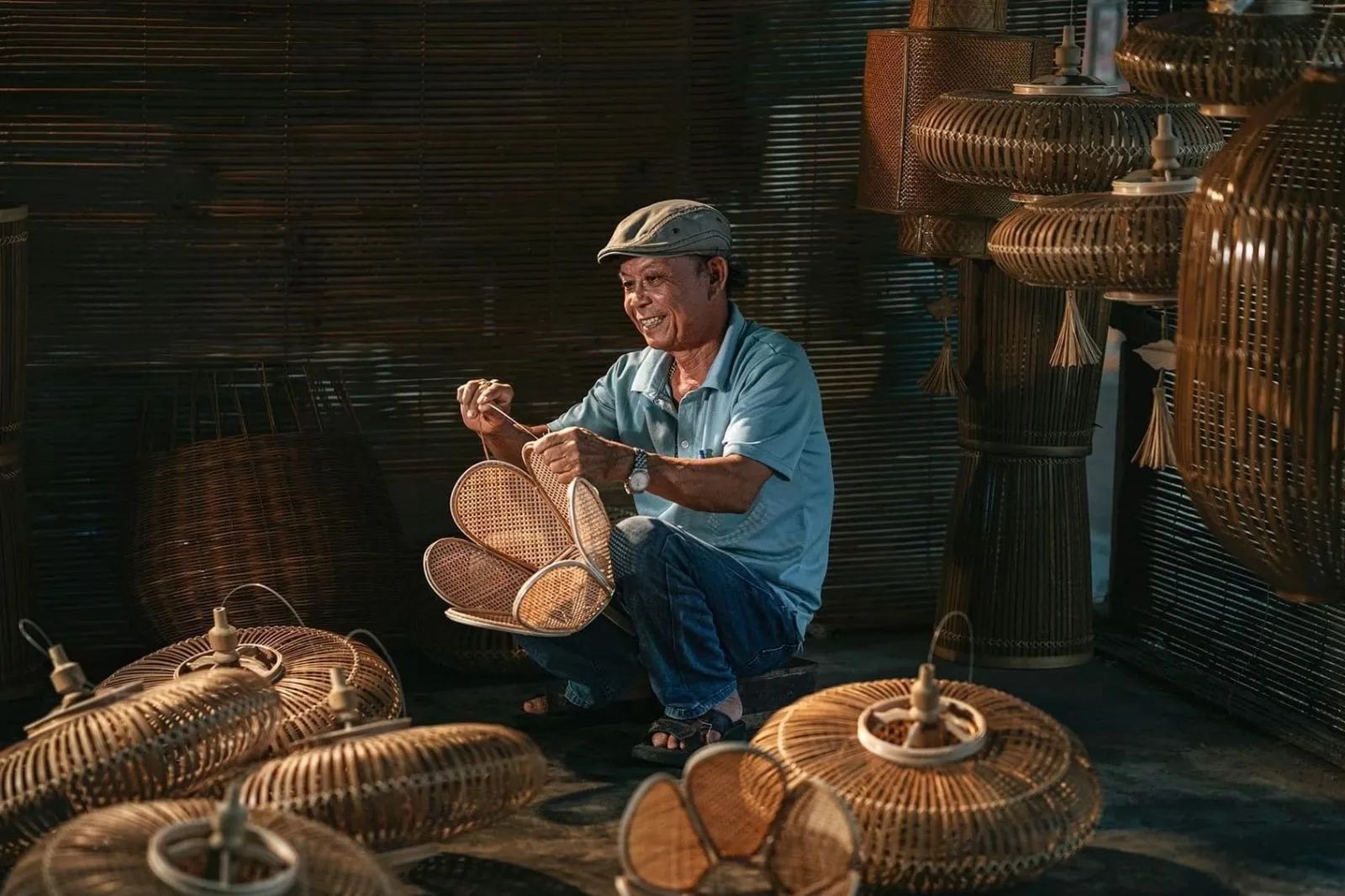 Những người thợ bên sản phẩm đan lát của mình