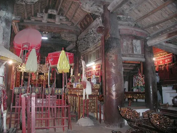 Không gian bên trong Đình Thổ Tang