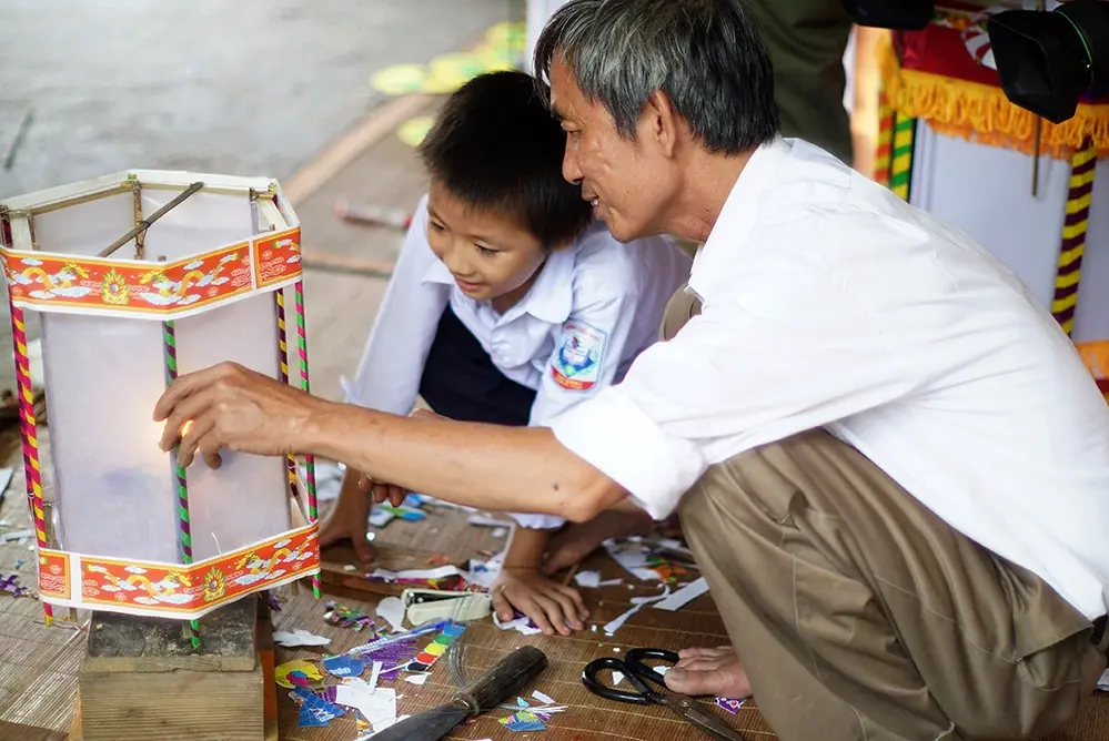 Nghệ nhân Vũ Văn Sinh cùng cháu trai làm đèn lồng kéo quân cho dịp Trung thu