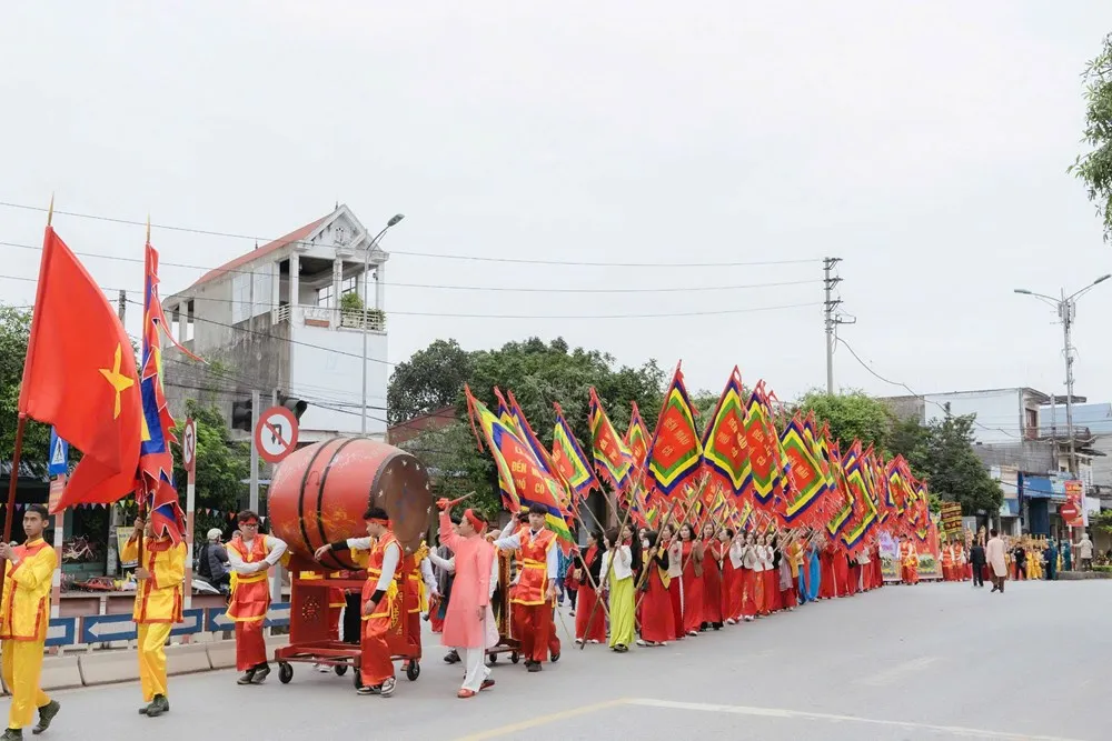 Đoàn rước tại Lễ hội Đền mẫu Phố Cò