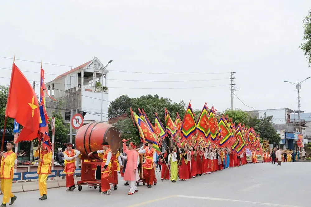 Đoàn rước tại Lễ hội Đền mẫu Phố Cò