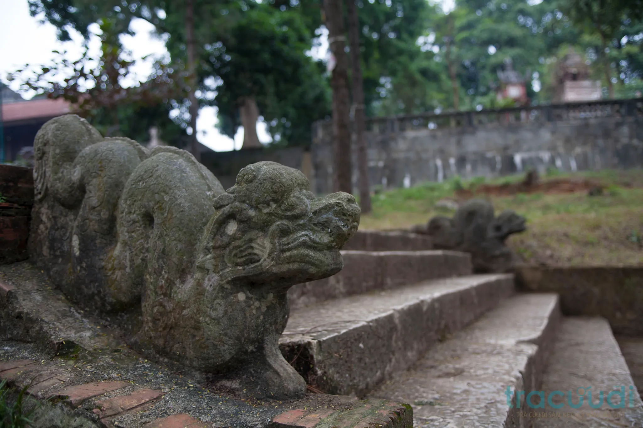 Rồng đá trên lối lên di tích Chùa Trăm Gian