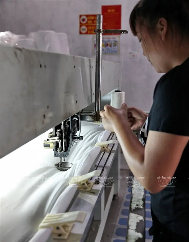 Công đoạn khâu chăn bằng máy
