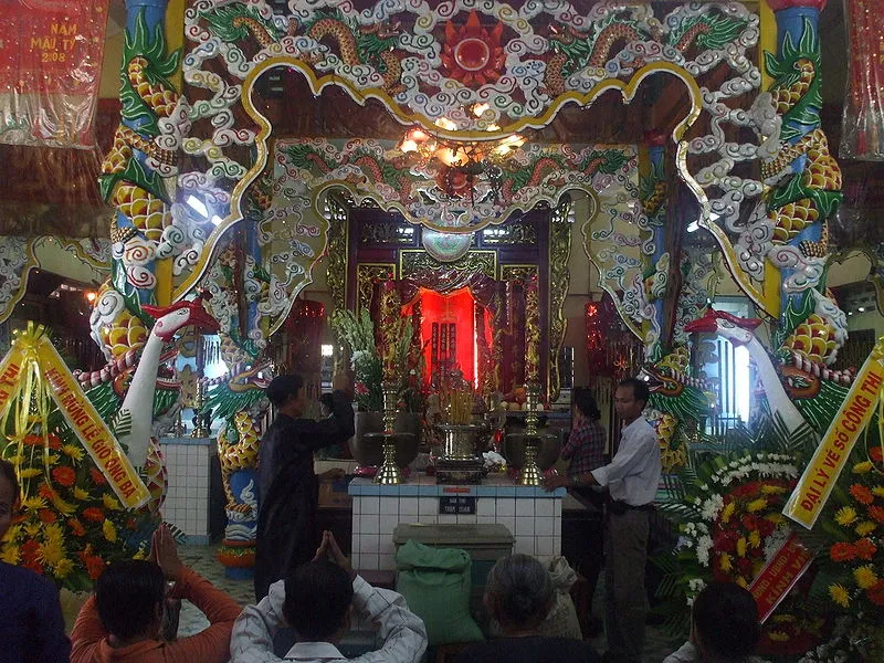 Ban thờ bên trong Đền thờ ông bà Đỗ Công Tường