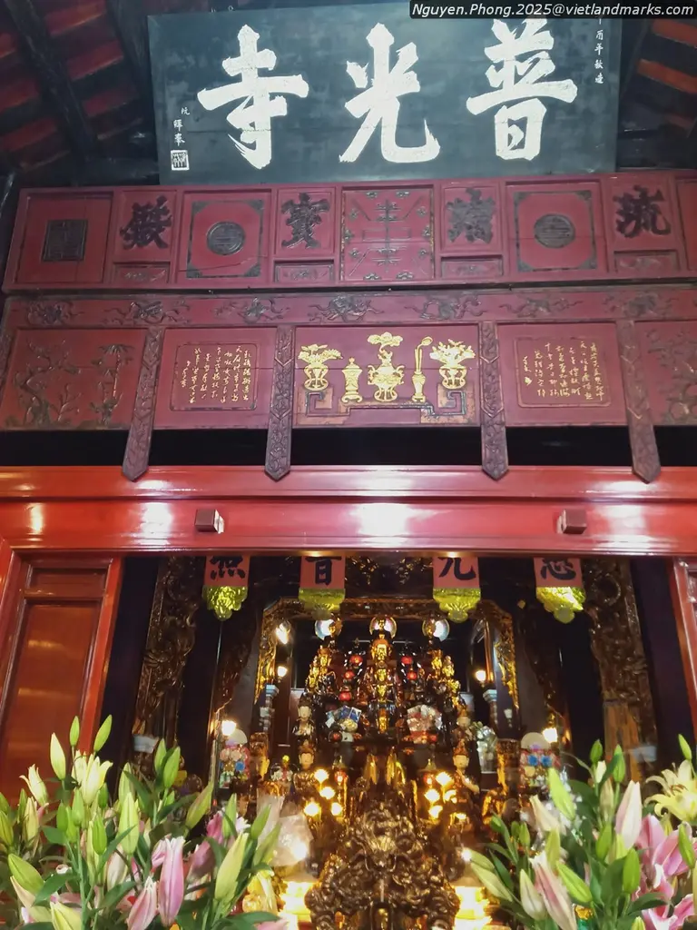 Bức hoành phi bên trong Chùa Ngãi Cầu