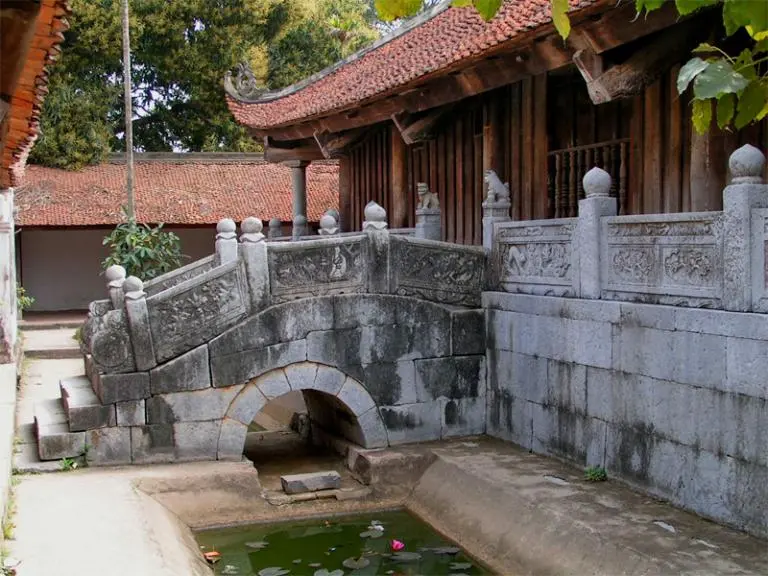 Cầu đá chùa Bút Tháp