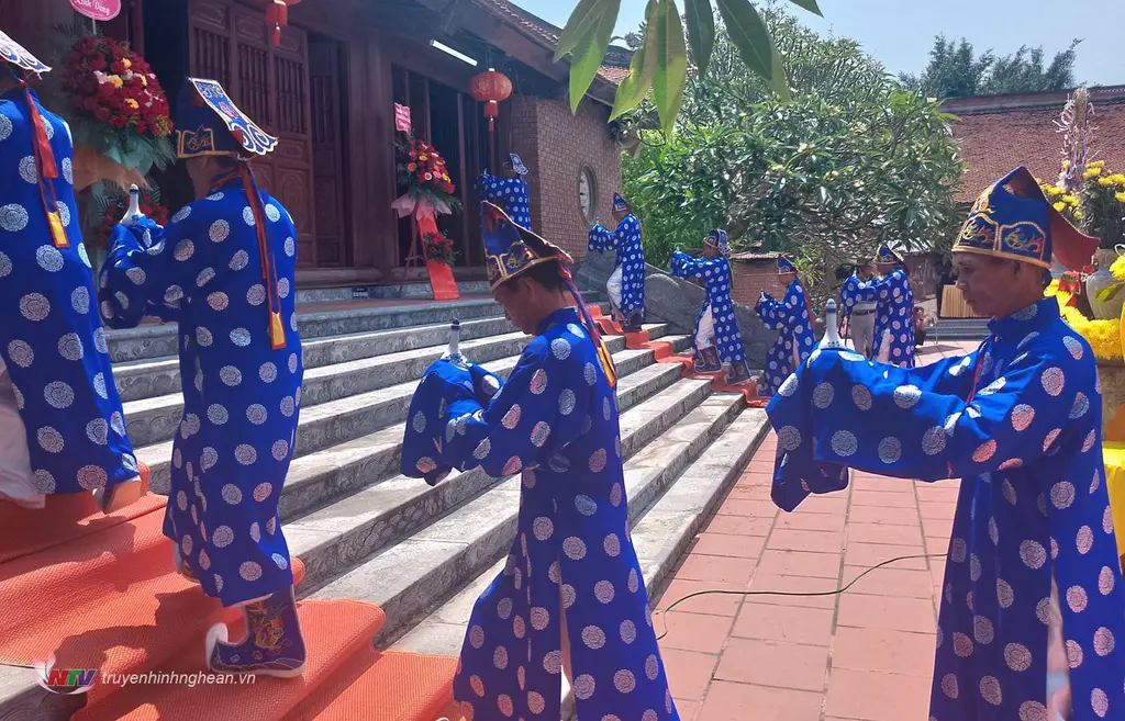 Quang cảnh lễ dâng hoa dâng hương tại Lễ hội Đền thờ Hồ Hưng Dật