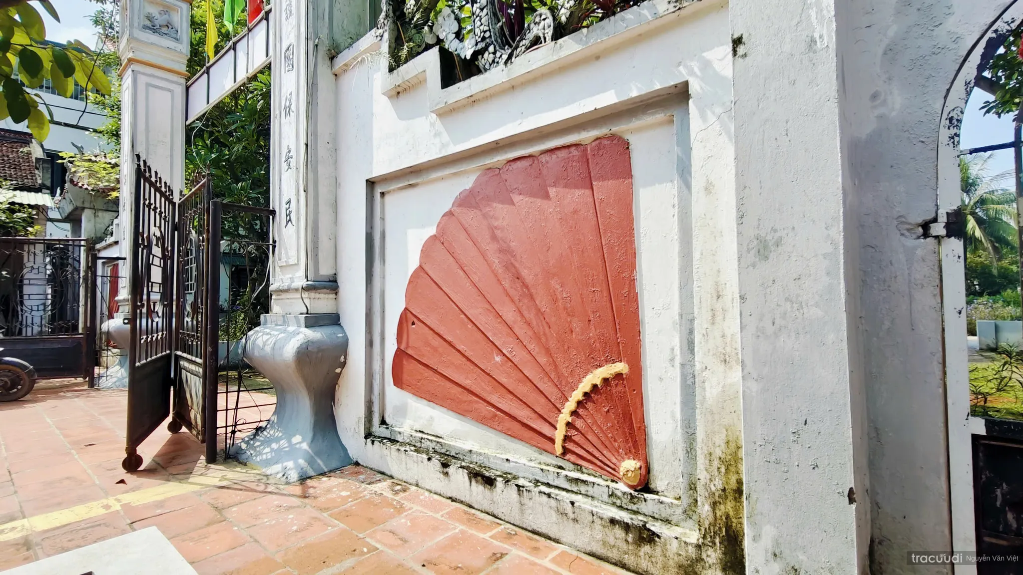 Phù điêu quạt bên phải nghi môn Đền Ngoài