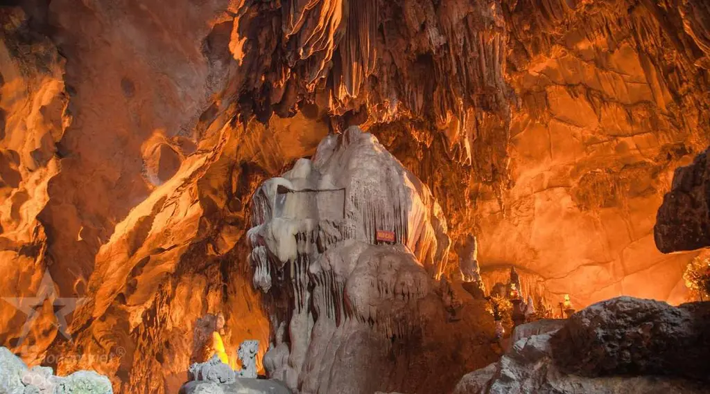 Không gian bên trong động tại Khu di tích Chùa Hương