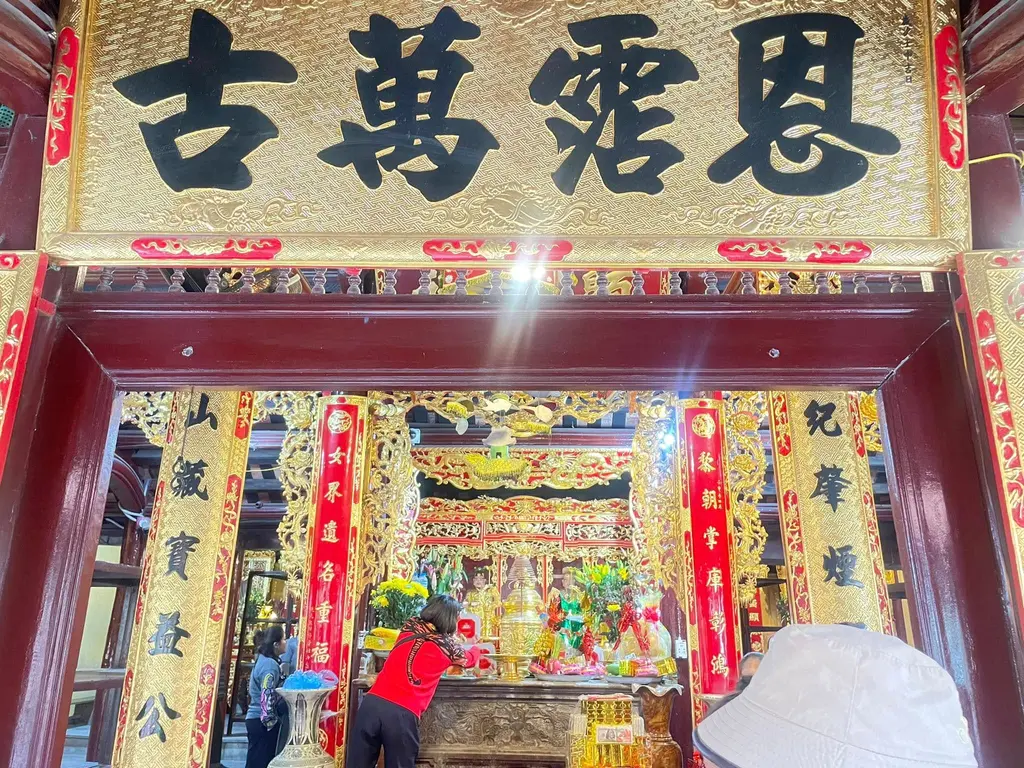 Gian thờ bên trong Đền Bà Chúa Kho