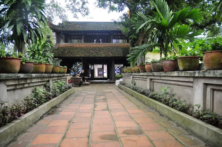 Khuôn viên Chùa Mía
