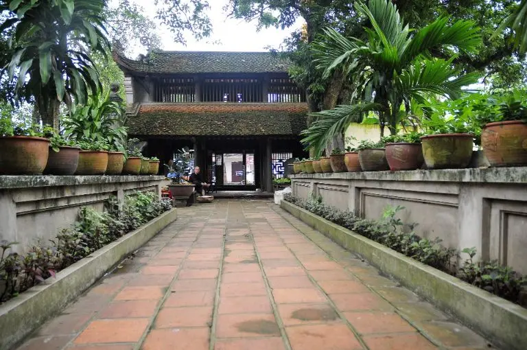Khuôn viên Chùa Mía