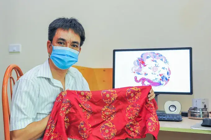 Nghệ nhân Đỗ Văn Hiển tự sáng tác các mẫu hoa văn bằng máy tính đặt tại phòng làm việc riêng ở nhà
