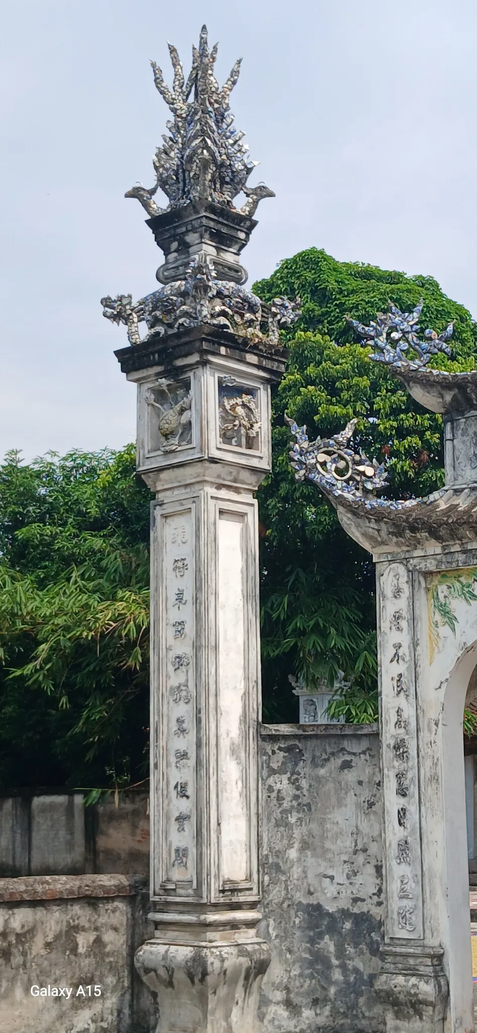 Cột trụ biểu bên phải cổng chùa
