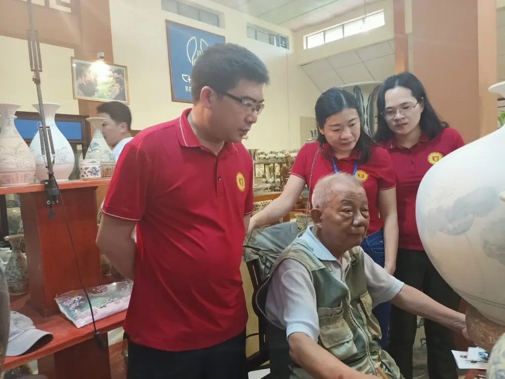 Nghệ nhân Hạ Bá Định, 83 tuổi chia sẻ với tác giả về bí quyết, nét độc, lạ của gốm Chu Đậu xưa và nay