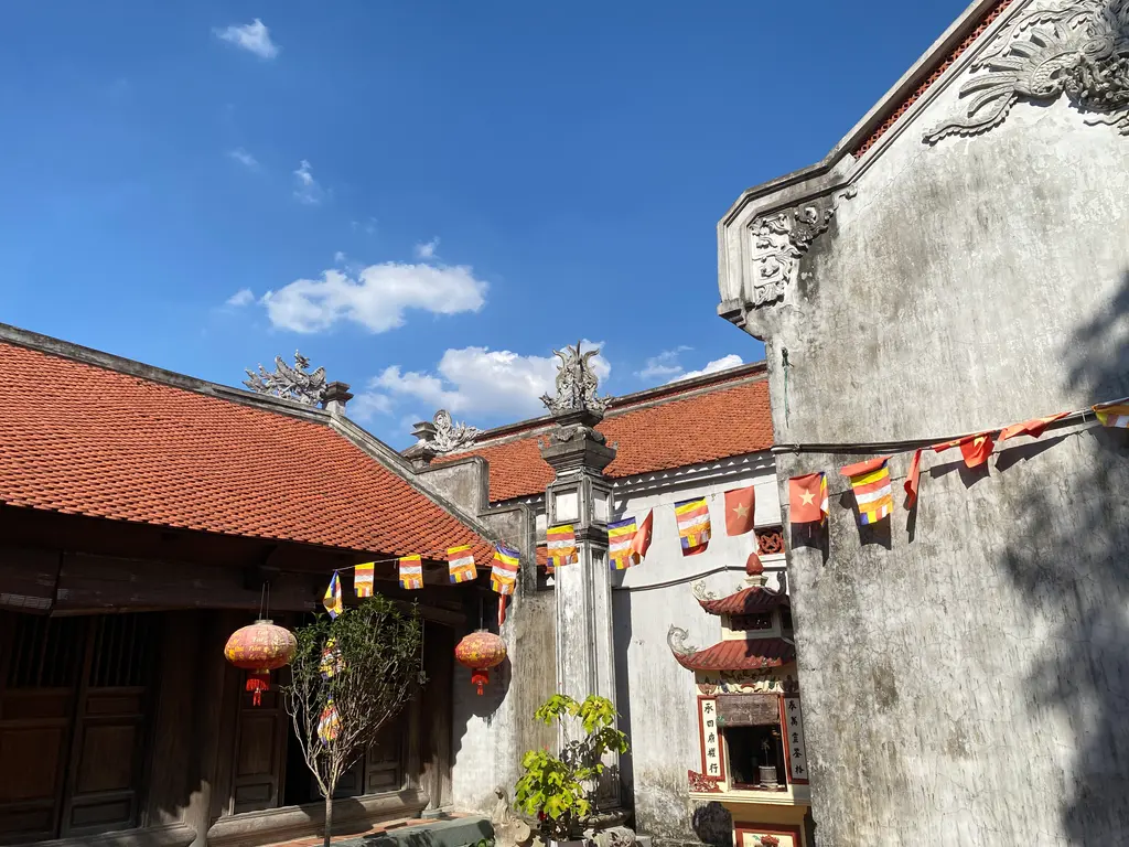 Trụ biểu chùa Đại Bi nhìn từ xa