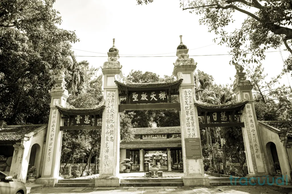 Cảnh quan bên ngoài di tích lịch sử văn hóa Chùa Láng