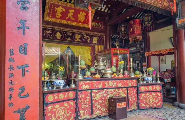 Bên trong Chùa Ông Hội An